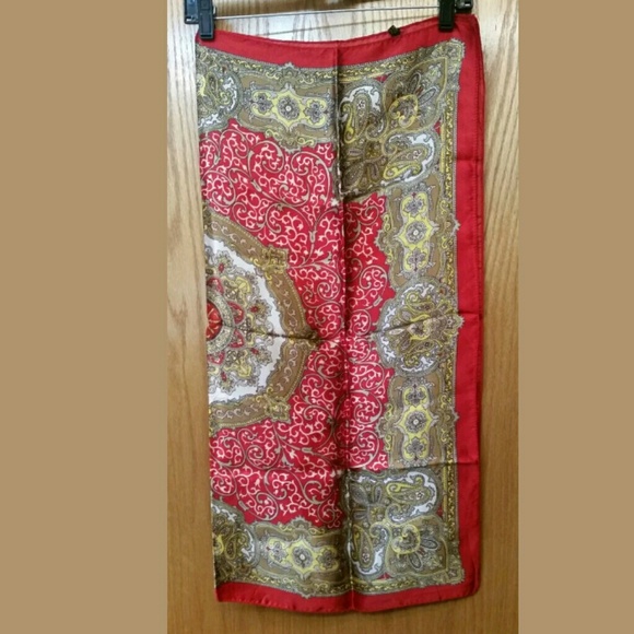 Vintage Queen Pearl Red Medallion Square Scarf Womens - Picture 3 of 5